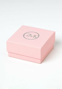 Scatola quadrata rosa con finitura opaca, caratterizzata da un logo circolare grigio sul coperchio. Texture liscia, progettata per la conservazione o come regalo.