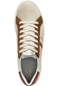 Sneaker beige con accenti in suede marrone, lacci bianchi e branding in metallo argento. Presenta una soletta grigia testurizzata e una suola in gomma.