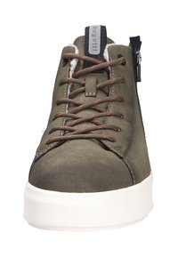 Sneaker in tela khaki con suola in gomma bianca, dotata di lacci marroni, chiusura con zip e un'asola sul retro per una facile indossabilità. Design minimale e con texture.