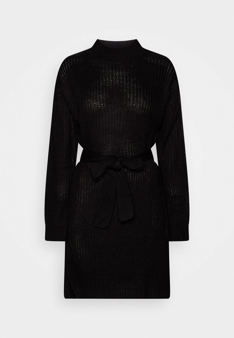 Robe tricotée noire à manches longues, col montant et taille ceinturée, avec un motif texturé légèrement transparent.