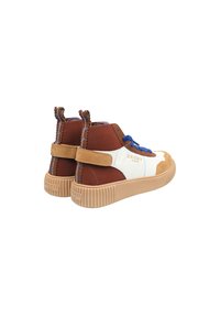 Baskets montantes avec un design en daim brun et blanc, des lacets bleus, une semelle en caoutchouc beige texturé et des coutures décoratives sur le talon.