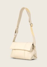 Borsa a tracolla in finta pelle beige con un design strutturato, patta pieghevole, tracolla regolabile e dettagli di cucitura sul corpo.