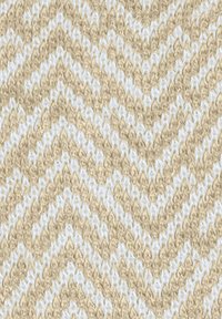 Textil mit einem hellbraunen und weißen Zickzackmuster, gestrickt mit klarer Textur und definierten Zickzackformen, wodurch ein taktiles, wiederkehrendes Design entsteht.
