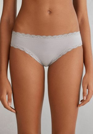 Lichtgrijze hipsteronderbroek met kanten rand, gemaakt van een zachte stof en voorzien van een subtiele elastische tailleband. Heeft gegolfde kanten randen op de taille.