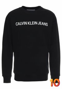 Felpa nera con scollo rotondo. Presenta la scritta bianca "CALVIN KLEIN JEANS" sul petto. Materiale in cotone con polsini e orlo a costine.