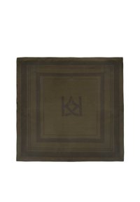 Grøn stofkvadrat med en mørkebrune kant, der har et centralt logo-design. Glat tekstur med et minimalistisk geometrisk mønster.