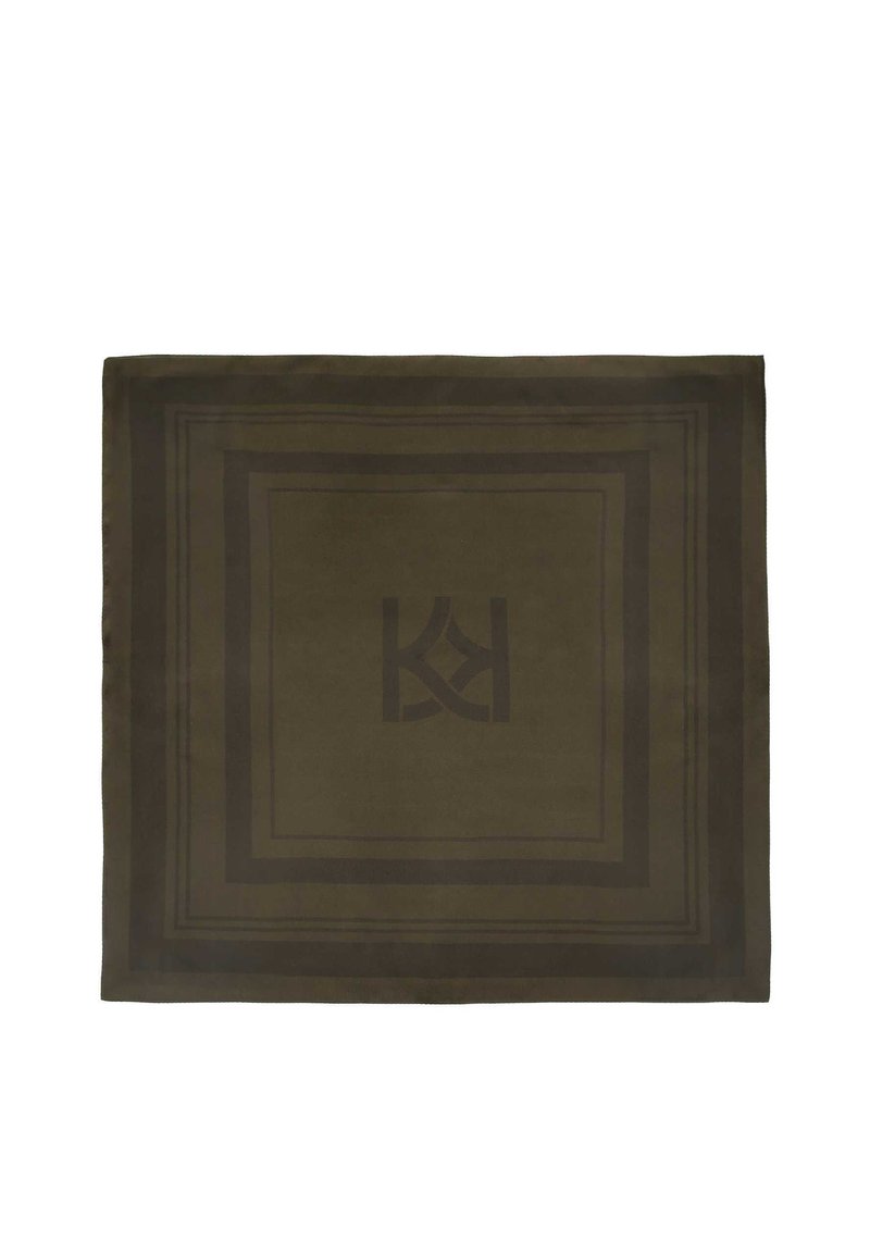 Grøn stofkvadrat med en mørkebrune kant, der har et centralt logo-design. Glat tekstur med et minimalistisk geometrisk mønster.