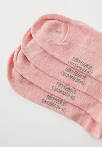 Roze, zijdezacht aanvoelende sokken gestapeld, met subtiele textuur en grijze tekst die "zijdezacht aanvoelend camano 39-42" zegt. Zacht en lichtgewicht materiaal.