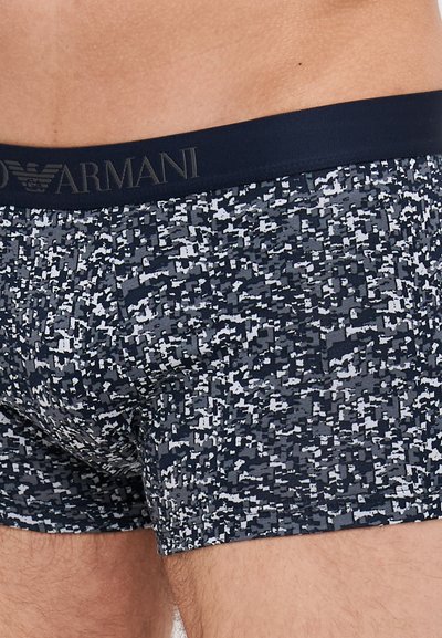 Boxer shorts Armani en bleu marine avec un motif pixelisé blanc et gris. Ceinture élastique arborant le logo de la marque. Tissu doux au toucher.