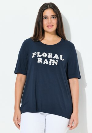 Námořnicky modré tričko s krátkými ohrnutými rukávy, na přední straně s bílým květinovým nápisem "FLORAL RAIN", z měkkého materiálu, volný střih.