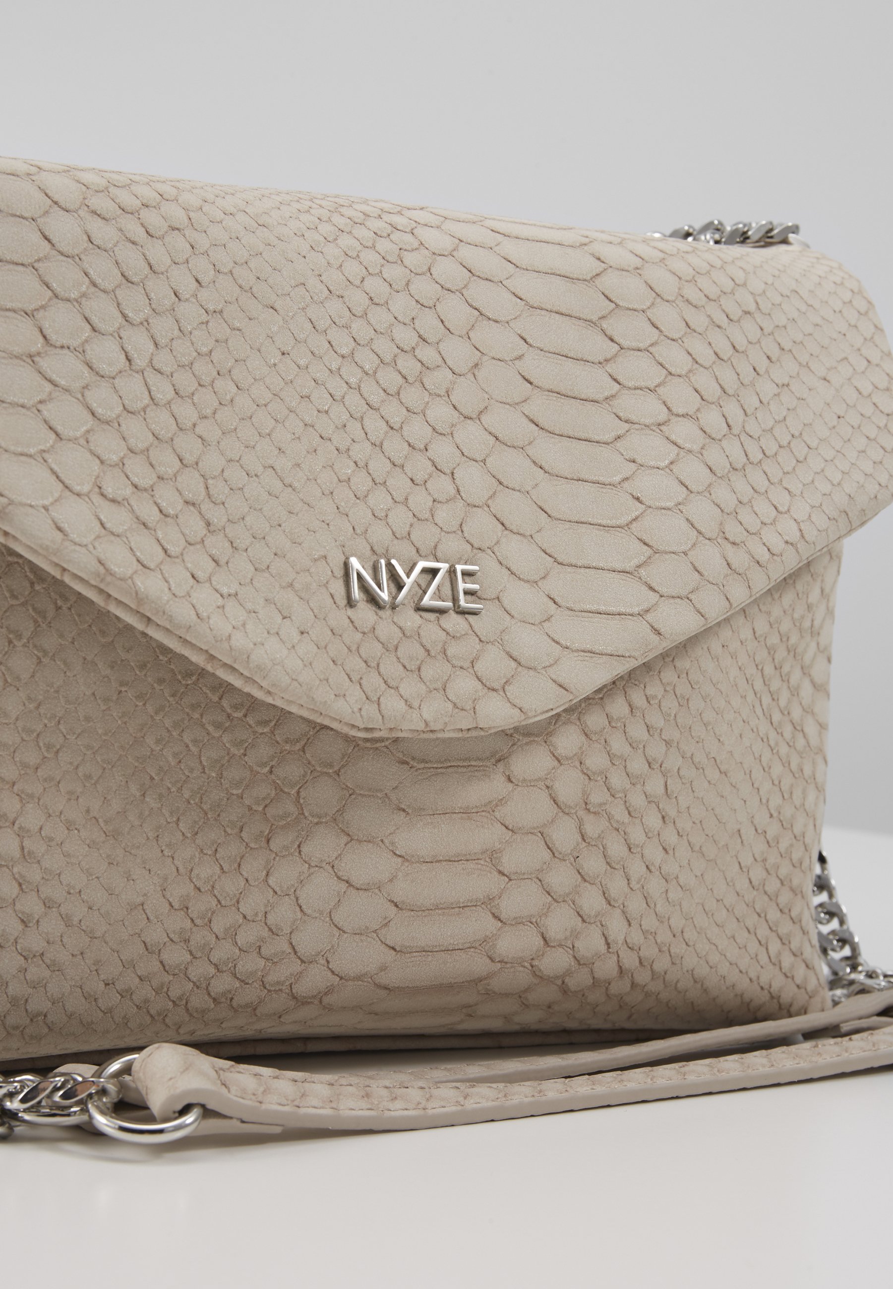 Nyze CROSSBODY BY LAURAJOELLE Skulderveske taupe Nyze CROSSBODY BY LAURAJOELLE Skulderveske taupe