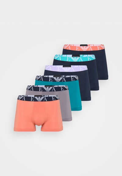 Conjunto de sete pares de boxers masculinos em várias cores: coral, azul-petróleo, cinza, roxo claro e azul-marinho. Cada um possui uma cinta com logotipo.