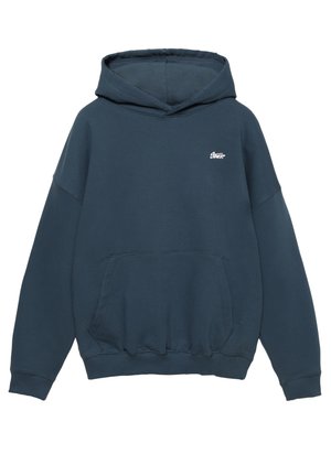 Ciemnoniebieska bluza z kapturem wykonana z miękkiego materiału, wyposażona w kieszeń z przodu, ściągacze na rękawach oraz haftowane logo na piersi.