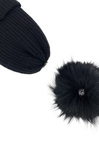 Beanie nera lavorata a maglia con una texture a costine, decorata con un pom-pom in pelliccia sintetica nera staccabile, dotato di un bottone a pressione per l'attacco.
