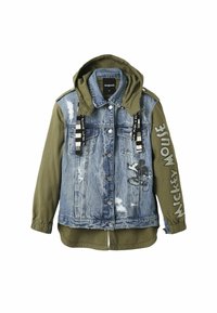 Chaqueta con capucha de denim y verde oliva, con detalles desgastados, gráficos de dibujos animados y el texto "Mickey Mouse" en una manga.