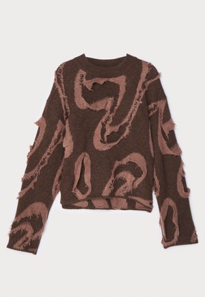 Brun strikkegenser med et teksturert design som har slitte områder og et virvlende rosa mønster. Rund hals og lange ermer.