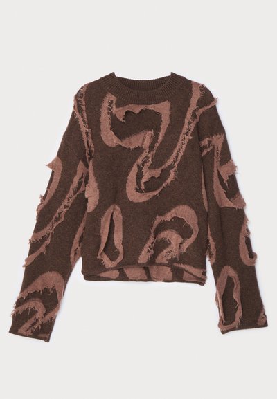 Brauner Strickpullover mit strukturiertem Design, das ausgefranste Bereiche und ein wirbelndes pinkes Muster aufweist. Runder Ausschnitt und lange Ärmel.