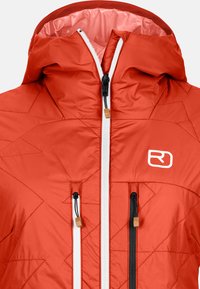 Rote isolierte Jacke mit einem gesteppten Muster, Kapuze, weißem Reißverschluss und zwei Fronttaschen mit Kordelzügen. Besitzt ein Logo auf der Brust.