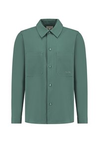 Groen overhemd met knoopjes en een kraag, twee borstzakken en een gladde textuur. Bevat logo borduring nabij de linker zak.
