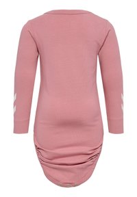 Różowy długi rękaw odzieży z zaokrąglonym dołem, zebrany po bokach i z białymi akcentami w kształcie chevronu na rękawach. Posiada zapięcia na zatrzask u dołu.