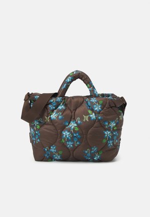 Sac à main marron matelassé avec imprimé floral bleu, petites poignées rembourrées et large bandoulière réglable.