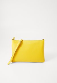Sac à main en cuir jaune avec finition texturée, avec une sangle amovible et une fermeture éclair sur le dessus. Forme simple et rectangulaire.