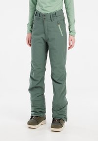 Groene waterdichte skibroek met een rechte pasvorm, ritszakken en knoopsluiting. Het materiaal heeft een gladde, matte textuur.