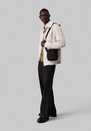 Calvin Klein ESSENTIAL REPORTER - Torba čez telo - black