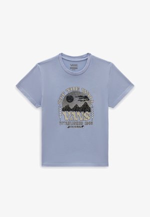 Lys blå bomulds t-shirt med et sort og guld grafisk design med bjerge og teksten "OFF THE WALL VANS ETABLERET 1966."