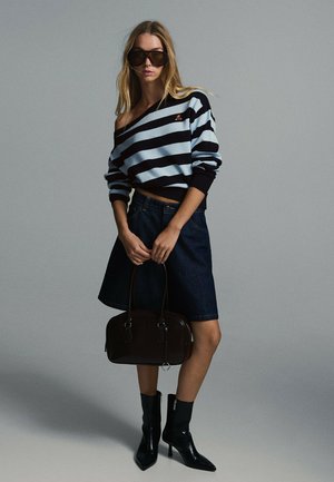 Bershka, EMBROIDERED BOAT NECK - SWEATER - Svetrík - dark blue