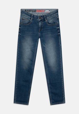 Jean en denim bleu délavé coupe droite avec cinq poches et fermeture par bouton, étiqueté « SUPER SOFT DENIM » sur la ceinture intérieure.