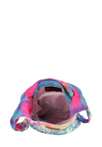 Multikleur schoudertas met een tie-dye patroon, ritssluiting en een gestreepte voering aan de binnenkant. Bevat een klein ritsvakje aan de binnenzijde.