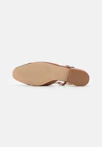 Steve Madden BELINDA - Takaa avoimet ballerinat - brown/black