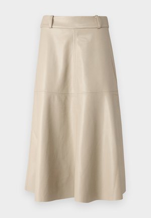 Beige leren midi-rok met een gladde textuur, brede tailleband en uitlopende zoom; heeft gestikte naden voor extra detail.