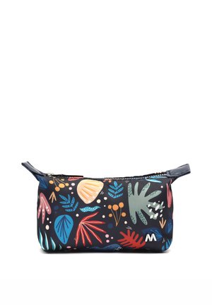 Piccola borsa rettangolare con sfondo nero e motivi astratti colorati di foglie e bacche, dotata di una cerniera e di un piccolo logo sulla parte frontale.