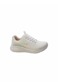 Zapatilla deportiva blanca de malla con puntera redondeada, suela texturada y diseño con cordones. Logo en el lateral, bordes suaves y estilo minimalista.
