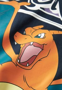 Pomarańczowy smok z niebieskimi oczami i otwartą paszczą, zilustrowany na ciemnym tle. Tło zawiera elementy w kolorze turkusowym i białym.