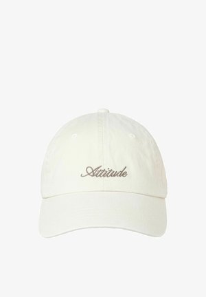 Gorra blanca de algodón con visera curva. Presenta un texto bordado en marrón "Attitude" en la parte delantera. Diseño clásico de seis paneles.