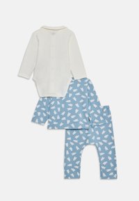 Witte lange mouwen bodysuit gecombineerd met blauwe broek en top, beide met een wit berenpatroon. Katoenen materiaal, zachte textuur.