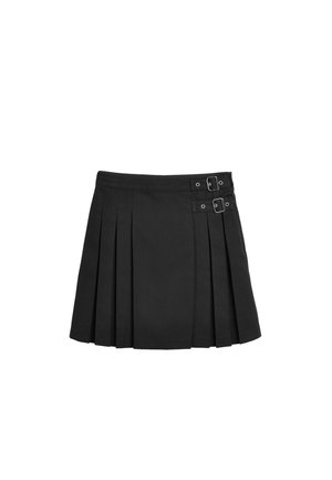 Mini-jupe plissée noire avec deux sangles à boucle argentée sur le côté droit, en tissu lisse.