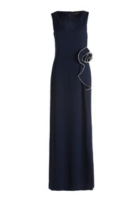 Granatowa, bezrękawnikowa sukienka maxi z dekoltem w kształcie litery V, ozdobiona tkaninowym różą w talii, z perłowym wykończeniem wzdłuż płatków.
