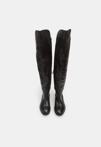 Cizme din piele neagră până la genunchi, cu o textură netedă, vârf rotund și un design minimalist, având un fermoar pe lateral pentru o îmbrăcare ușoară.