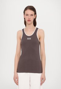 Braun gestreiftes Tanktop mit weißem Saum, featuring ein "MM"-Logo auf der Brust. Schmal geschnittenes Design, leichtes Material.