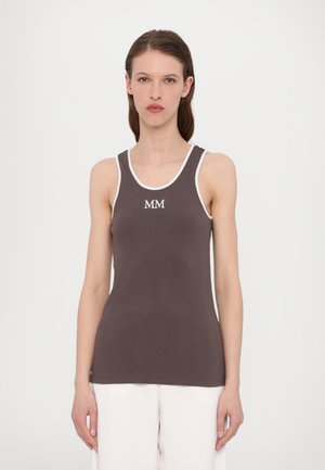 Brun ribbestrikket tanktop med hvit kant, med en "MM" logo på brystet. Slank design, lett stoff.