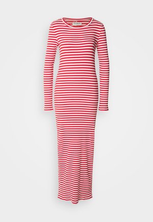 Vestido de manga longa listrado em vermelho e branco. Textura canelada, silhueta ajustada, decote redondo e saia longa com fendas laterais.