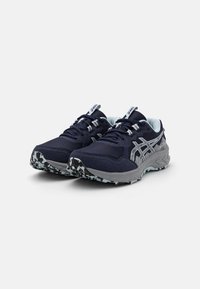Zapatillas de running de la marca Navy con parte superior de malla y sintético, superficies texturizadas, detalles reflectantes y suela gris camuflada.
