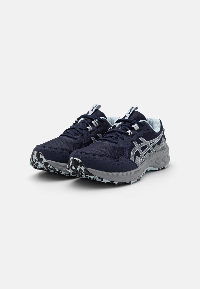 Baskets de course navy avec dessus en maille et synthétique, surfaces texturées, accents réfléchissants et semelle extérieure grise camouflée.