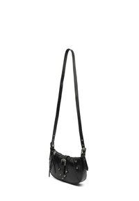 Borsa a tracolla in pelle nera con hardware argentato, forma curva, tracolla regolabile e dettagli di cucitura decorativa sul frontale.