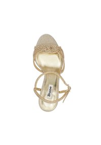 Sandale à talons dorés avec une tige texturée et scintillante, ornée de brides perlées et d'une fermeture à boucle à la cheville. Doublure intérieure lisse avec logo.