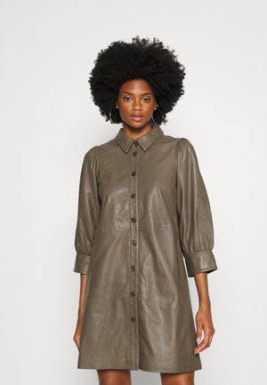 LIENE - Abito a camicia - walnut